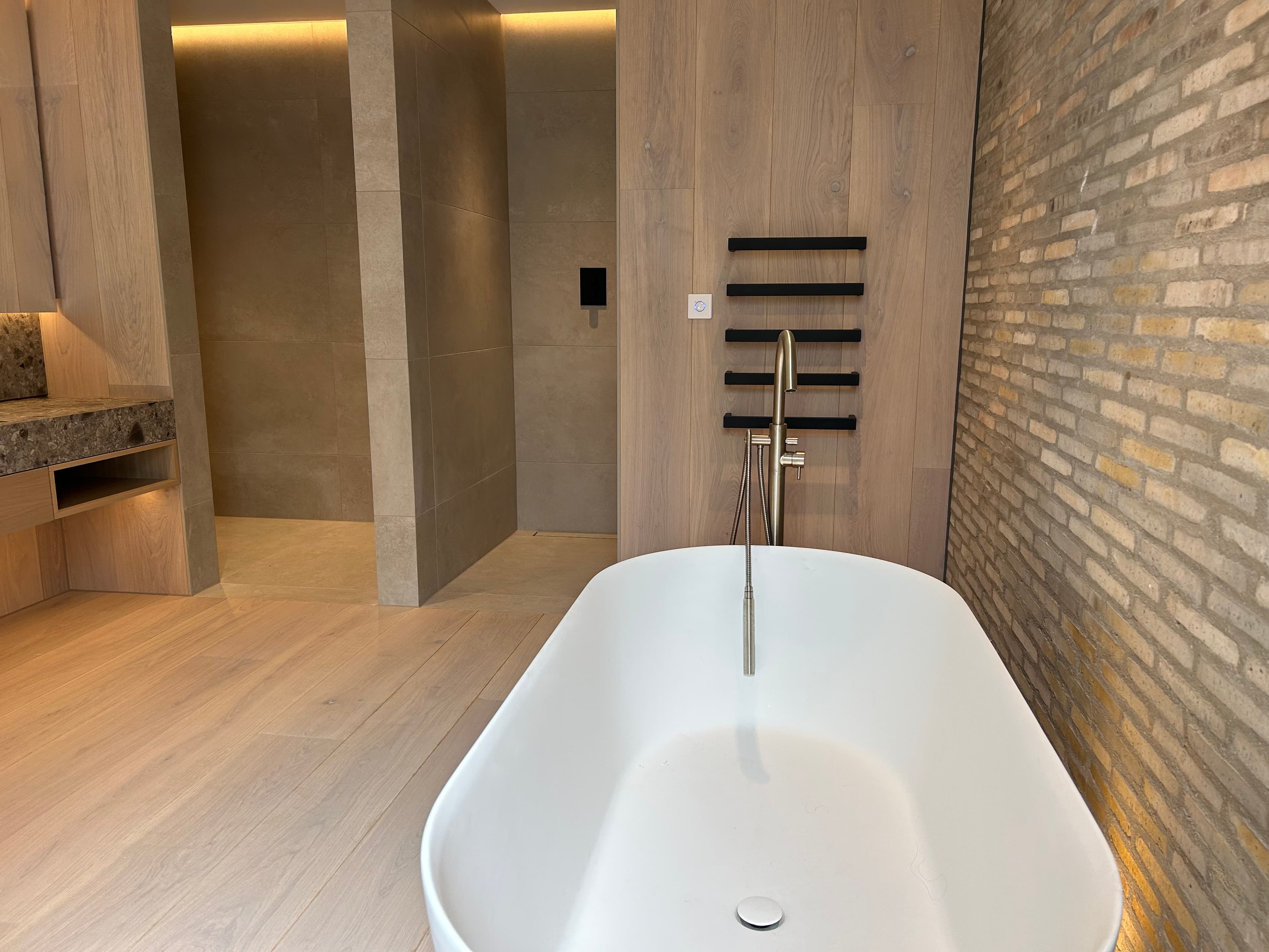 Freestanding bath against brick slip wall